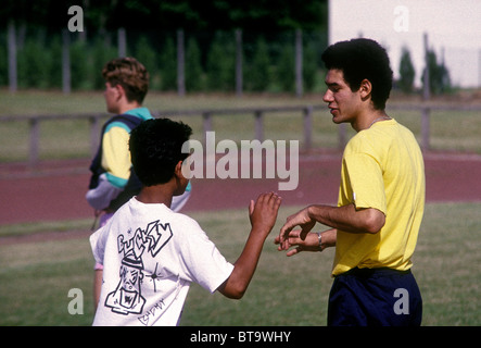 Les étudiants français, de gym, jouer au soccer, football, joueurs de football, jeu de football, Verneuil-sur-Seine, Ile-de-France, France, Europe Banque D'Images