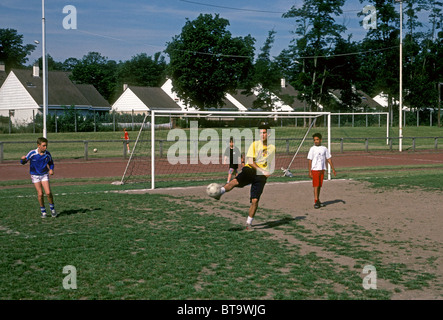 Les étudiants français, de gym, jouer au soccer, football, joueurs de football, jeu de football, Verneuil-sur-Seine, Ile-de-France, France, Europe Banque D'Images