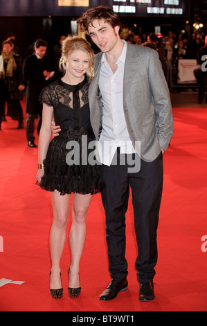 Emilie de Ravin et Robert Pattinson au UK Premiere de 'Remember me', Odeon Leicester Square, Londres, 17 mars 2010. Banque D'Images