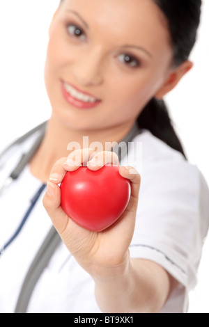 Femme médecin avec sthetoscope holding heart Banque D'Images