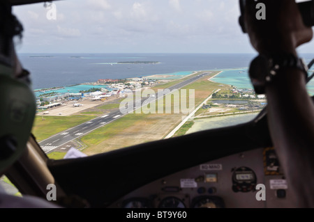 Le cockpit de l'avion. Avis sur l'aéroport de Malé et l'avion au décollage Banque D'Images