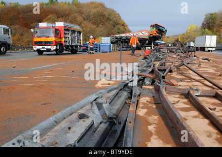 Difficile opération de sauvetage après un grave accident de camion sur l'autoroute A8, Leonberg, Bade-Wurtemberg, Allemagne, Europe Banque D'Images