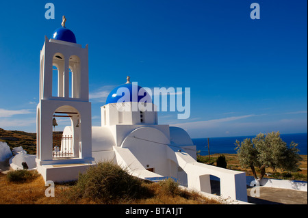 L'église grecque-orthodoxe de dômes bleus et clocher près de Oia (Ia), Santorin, Grèce Banque D'Images