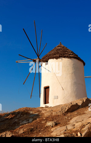 Les Moulins surplombant Chora town. Cylcades Ios, Grèce. Banque D'Images