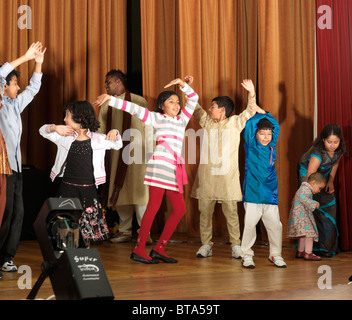 Danse enfants aux célébrations du Diwali Wandsworth Town Hall Londres Angleterre Banque D'Images