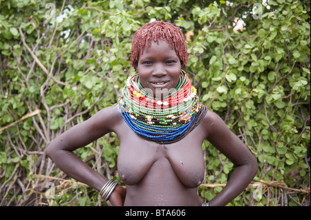 Les Nyangatom (Bumi) fille avec des tas de perles, la vallée de la rivière Omo, en Ethiopie Banque D'Images