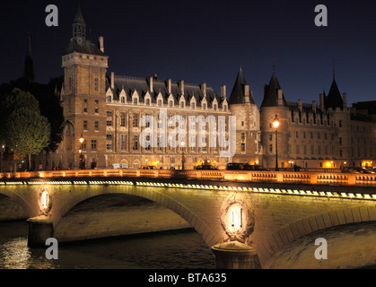 France, Paris, La Conciergerie, Pont au Change pont, rivière Seine, Banque D'Images