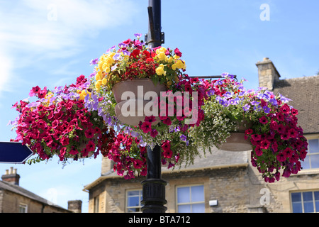 Une collection de paniers suspendus plein de fleurs sur l'affichage à Stow-on-the-Wold, Glos dans les Cotswolds Banque D'Images