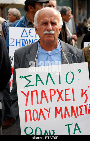 Les retraités grecs manifestent contre les mesures économiques, dans le centre d'Athènes. Banque D'Images