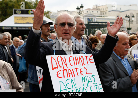 Les retraités grecs manifestent contre les mesures économiques, dans le centre d'Athènes. Banque D'Images