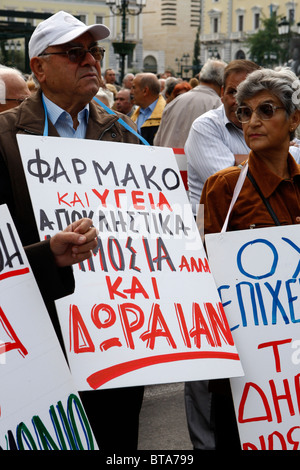 Les retraités grecs manifestent contre les mesures économiques, dans le centre d'Athènes. Banque D'Images