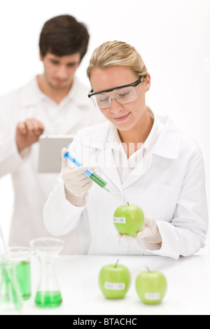 Le génie génétique - des chercheurs en laboratoire, les essais OGM experiment Banque D'Images