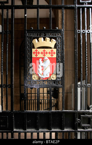 Le Comté de Warwick emblème héraldique sur le droit cour gates Banque D'Images