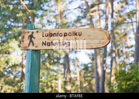 Un chemin de randonnée (chemin de la Nature) en finnois et suédois en Finlande Banque D'Images