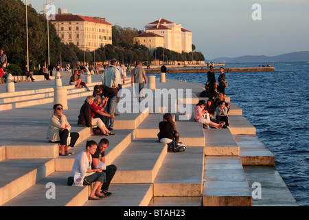 La Croatie, Zadar, l'orgue de la mer, gens, promenade en bord de mer, Banque D'Images