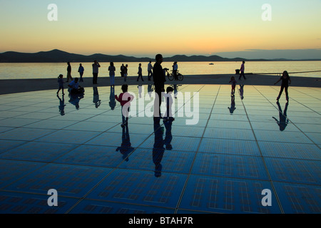 La Croatie, Zadar, coucher du soleil, les gens, le salut au soleil, monument Banque D'Images