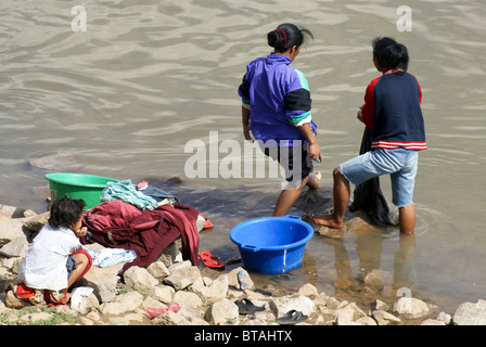 Madagascar, région Analamanga, rivière paysage près d'Antananarivo, les femmes lavent les vêtements dans la rivière Banque D'Images