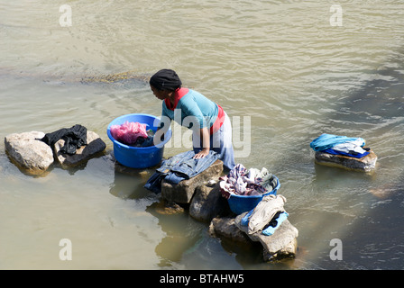 Madagascar, région Analamanga, rivière paysage près d'Antananarivo, les femmes lavent les vêtements dans la rivière Banque D'Images