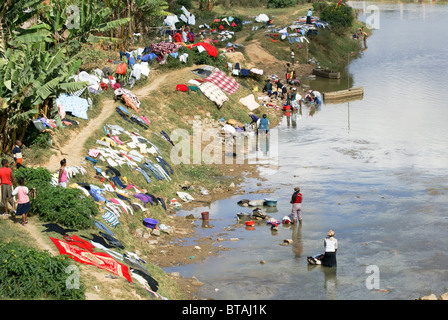 Madagascar, région Analamanga, rivière paysage près d'Antananarivo, les femmes lavent les vêtements dans la rivière Banque D'Images