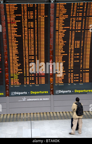 Conseil de départ situé dans l'aéroport de Paris-Charles de Gaulle, Paris, France. Banque D'Images