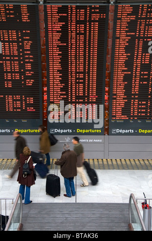 Conseil de départ situé dans l'aéroport de Paris-Charles de Gaulle, Paris, France. Banque D'Images