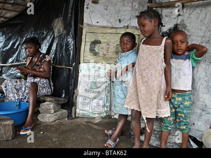 Famille de réfugiés libériens à Tabou camp de transit, Côte d'Ivoire, Afrique de l'Ouest Banque D'Images