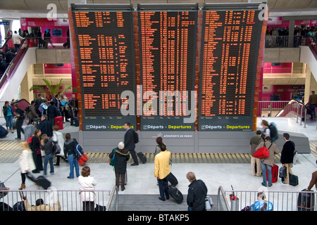 Conseil de départ situé dans l'aéroport de Paris-Charles de Gaulle, Paris, France. Banque D'Images