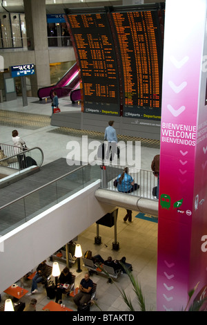 Conseil de départ situé dans l'aéroport de Paris-Charles de Gaulle, Paris, France. Banque D'Images