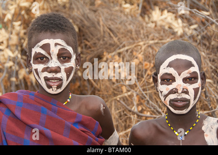 Les Nyangatom (Bumi) deux garçons avec leur visage peint, vallée de la rivière Omo, en Ethiopie Banque D'Images