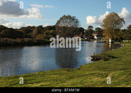 Après les touristes ont quitté. Vue d'automne de la rivière Bure à Coltishall commun, Norfolk, Royaume-Uni. Banque D'Images