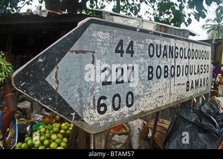 Poteau de signalisation à Ouangolodougou, Bobo Dioulasso et Bamako, dans la ville de Ferkessédougou dans le nord de la Côte d'Ivoire, Afrique de l'Ouest Banque D'Images