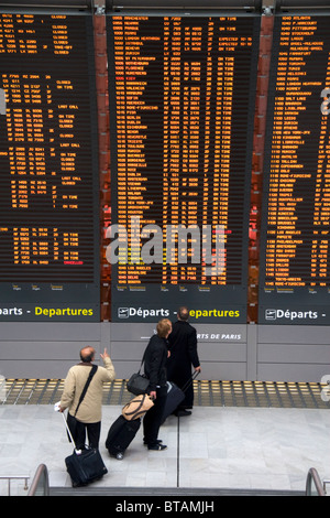 Conseil de départ situé dans l'aéroport de Paris-Charles de Gaulle, Paris, France. Banque D'Images