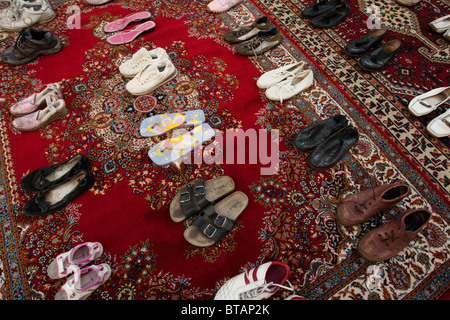 Chaussures sur une couverture orientale Banque D'Images