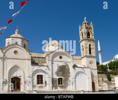 Une église grecque et turque mosquée de Dipkarpaz Rizo (Karpasso) dans la République turque de Chypre du Nord Banque D'Images