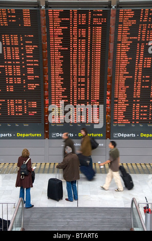 Conseil de départ situé dans l'aéroport de Paris-Charles de Gaulle, Paris, France. Banque D'Images