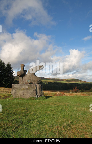 Deux pièces d'orientation Figure No1 sculpture de Henry Moore à Glenkiln Sculpture Park, Dumfries et Galloway, Écosse Banque D'Images