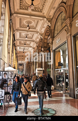 Les gens qui marchent dans la galerie Vittorio Emanuele à la Galleria Milan Milano Italie Italia un quartier chic et élégant quartier commerçant. Banque D'Images