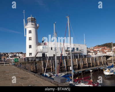 Phare et le Yacht Club sur Vincent's ou West Pier Scarborough North Yorkshire Banque D'Images