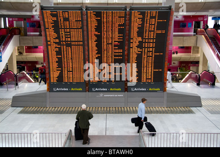 Conseil de départ situé dans l'aéroport de Paris-Charles de Gaulle, Paris, France. Banque D'Images