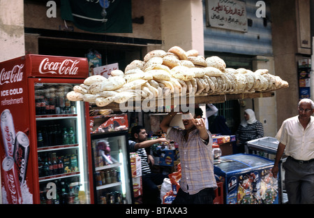 Pas de photo ! Coureur de pain sur son chemin à un client dans le Caire fatimide. Banque D'Images