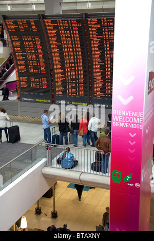 Conseil de départ situé dans l'aéroport de Paris-Charles de Gaulle, Paris, France. Banque D'Images