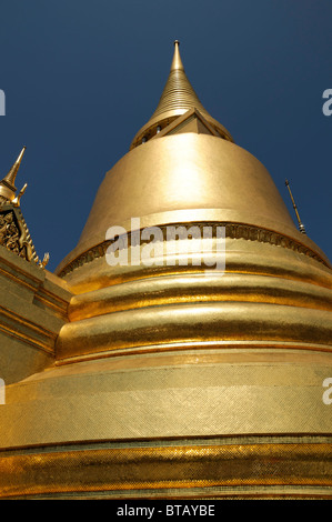 Le Grand Palace Bangkok Thaïlande Wat Phra Kaew Temple du Bouddha Émeraude Wat Phra Kaew stupa doré Phra Sri Ratana Chedi Banque D'Images