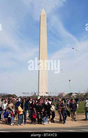 Les gens foule le National Mall près du Monument de Washington au cours de la Smithsonian annuel Festival du cerf-volant. Banque D'Images