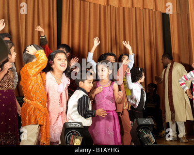 Danse enfants aux célébrations du Diwali Wandsworth Town Hall Londres Angleterre Banque D'Images