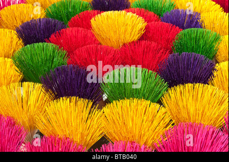 Manches de couleur vive ou les brosses sur Market Stall à Hue, Vietnam du Nord Banque D'Images