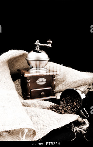 Vintage coffee grinder et jute Banque D'Images