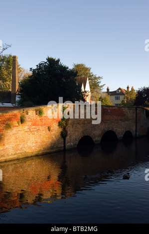 Au début de l'automne la lumière du matin sur une route construite en brique rouge, le pont de la rivière Ver dans la ville de St Albans Herts UK Banque D'Images