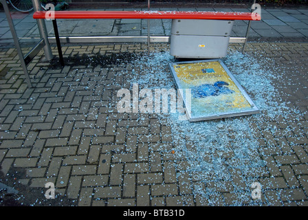 La abri bus avec du verre brisé Banque D'Images