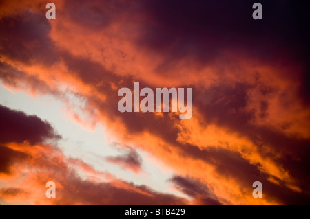 Coucher Soleil nuages dans des tons de rouge, orange et noir Banque D'Images