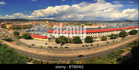 Vue panoramique aérienne sur la base de la marine et La Spezia Ville sur la mer Méditerranée au nord de l'Italie. Banque D'Images